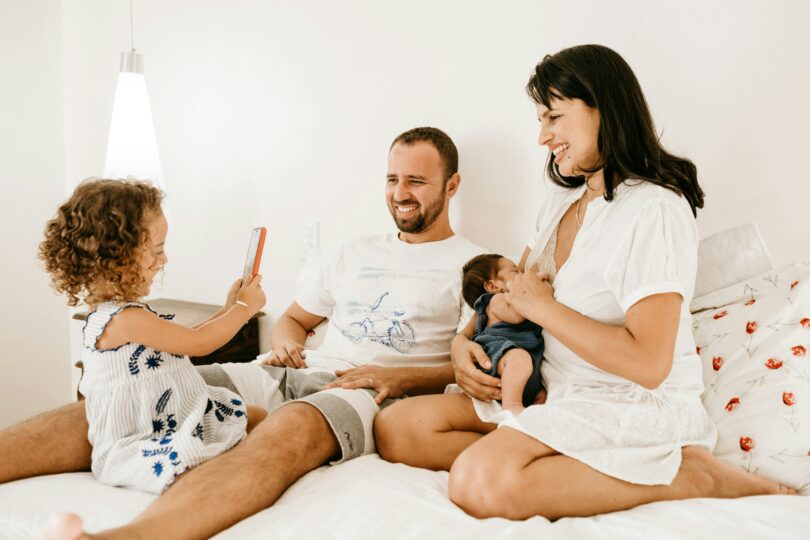 Un uomo con la sua famiglia